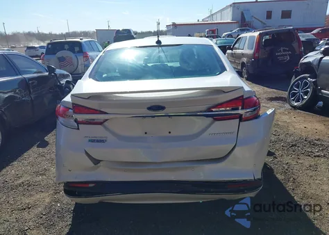2017 Ford Fusion Energi Titanium z USA, uszkodzony, nr VIN 3FA6P0SU2HR147461